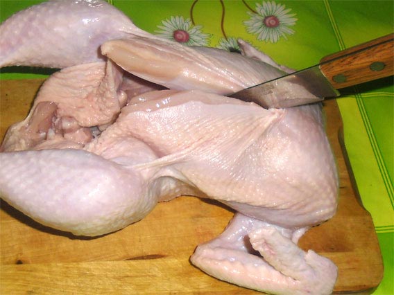 Разрезаем курицу