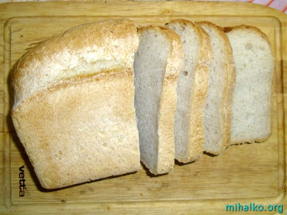 Нарезаем хлеб для сухариков