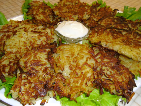 Картофельные драники — классические рецепты на сковороде с мясом, чесноком