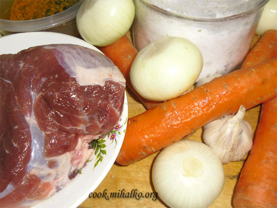 Мясо лук и морковь для плова
