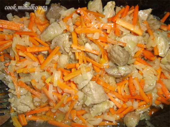 Добавляем морковь и обжариваем еще пару минут