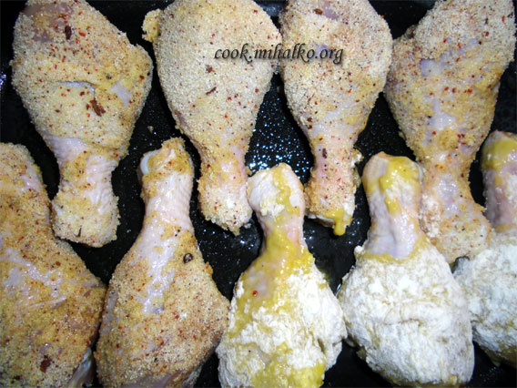 Выложить куриные голени в форму для запекания