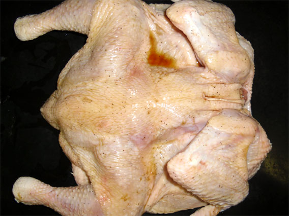 Пол куры в духовке. Курица в духовке разрезанная. Куриные части. Запеченная курица в разрезе.